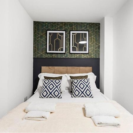 Modern Spacious Three Bedrooms With Private Garden 카디프 외부 사진