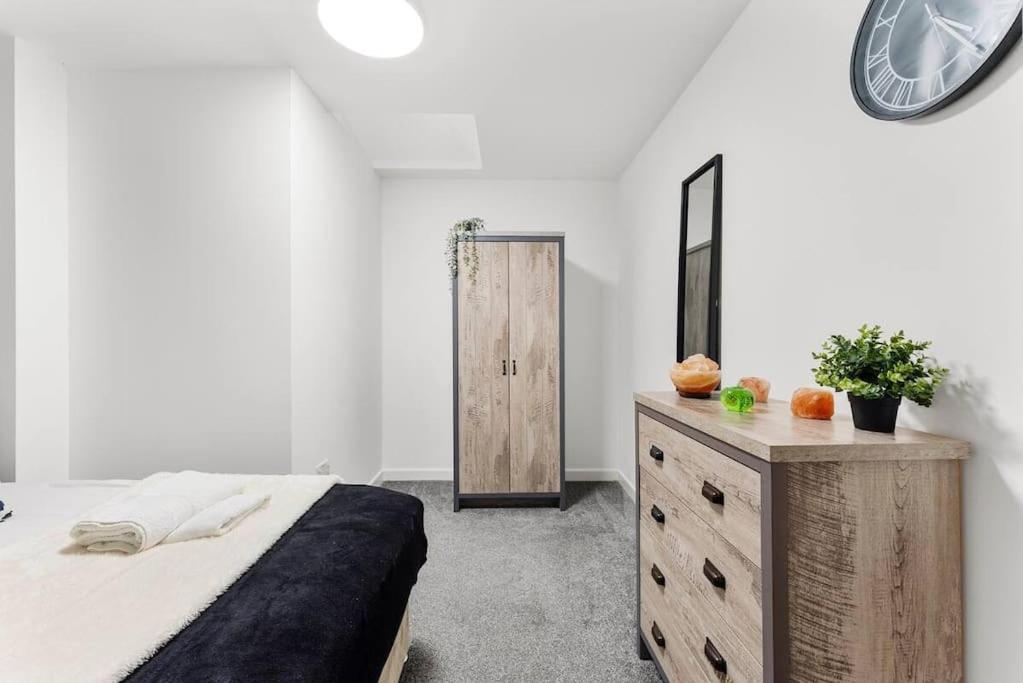 Modern Spacious Three Bedrooms With Private Garden 카디프 외부 사진