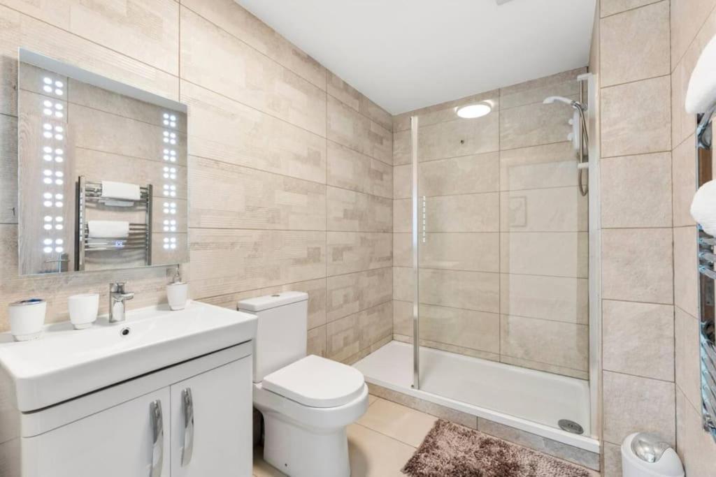 Modern Spacious Three Bedrooms With Private Garden 카디프 외부 사진
